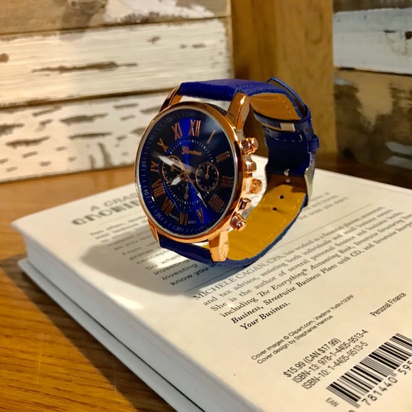 Luxury Fashion Faux Leather Analog Quartz Watch - Picture 5 of 5